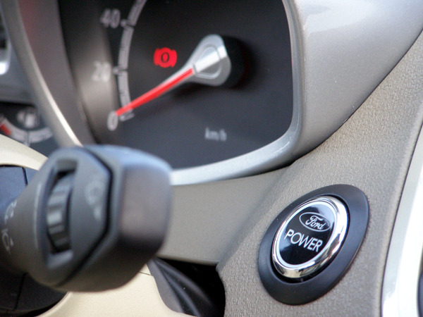 Салон Ford Fiesta - кнопка запуска двигателя