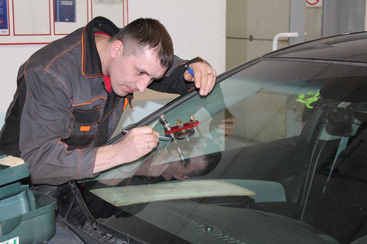 Как осуществить ремонт лобового стекла автомобиля: полное руководство