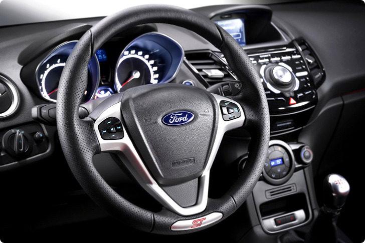 Новая Ford Fiesta ST 2013 - руль и аудиосистема