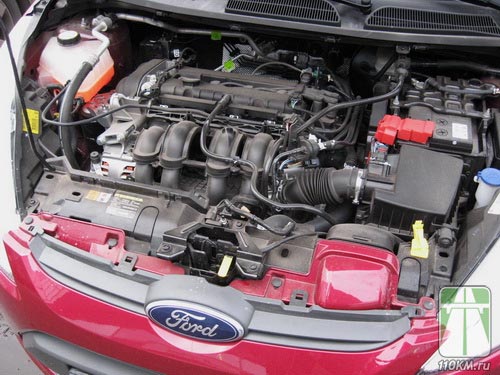 Ford Fiesta в цвете Hot Magenta - под капотом