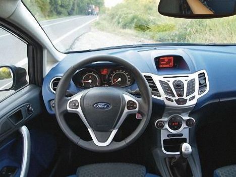 Хэтчбек Ford Fiesta на дорогах Италии - интерьер салона