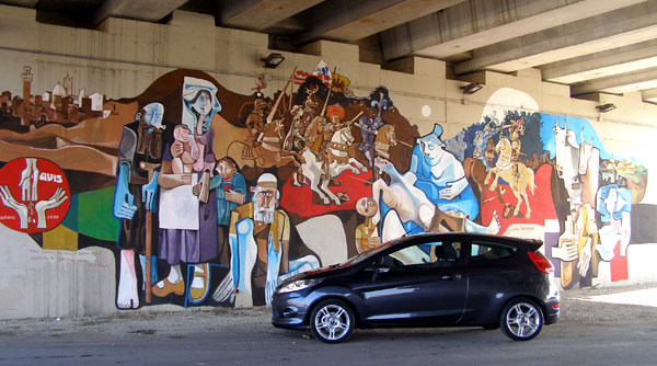 Ford Fiesta на фоне граффити