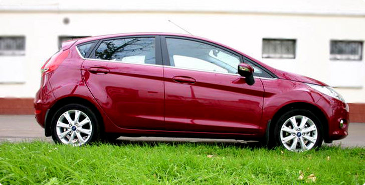 Ford Fiesta цвет Hot Magenta во дворе редакции - вид в профиль