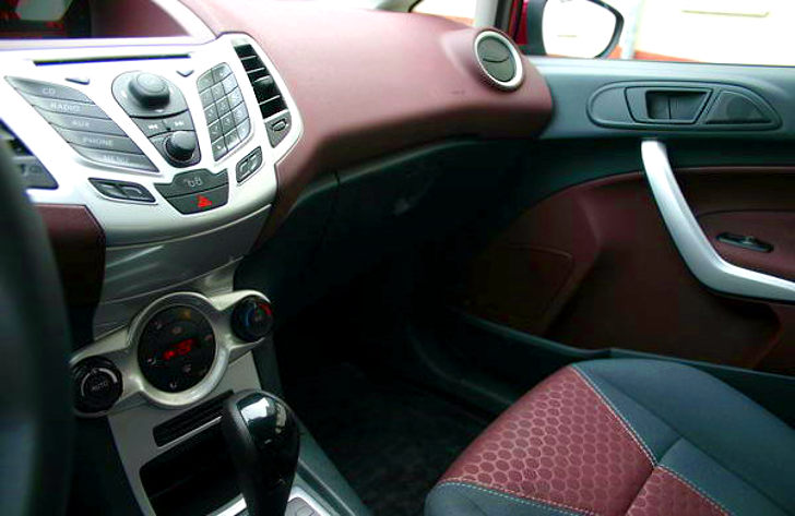 Ford Fiesta цвет Hot Magenta - дизайн салона